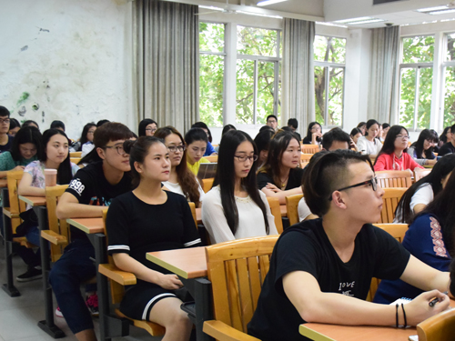 学员们认真学习